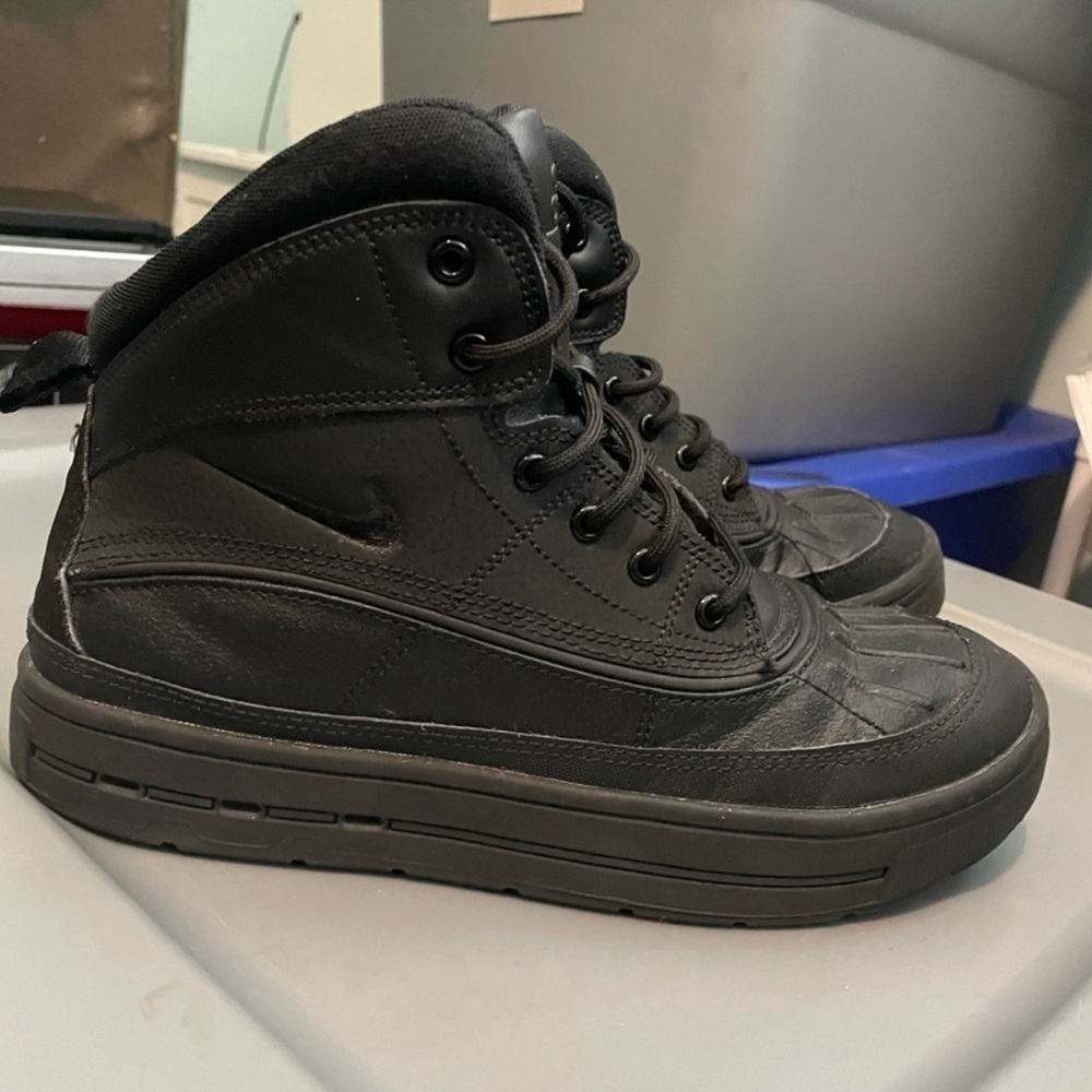 Big Kids Nike Woodside 2 High Top Boots black color size 6Y